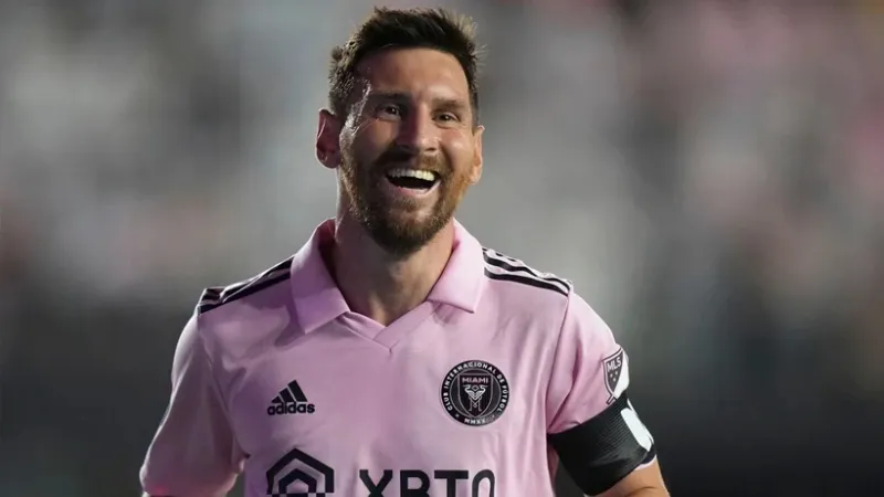 Lionel Messi Katalonya futboluna yatırım yaparak UE Cornella kulübünü satın aldı