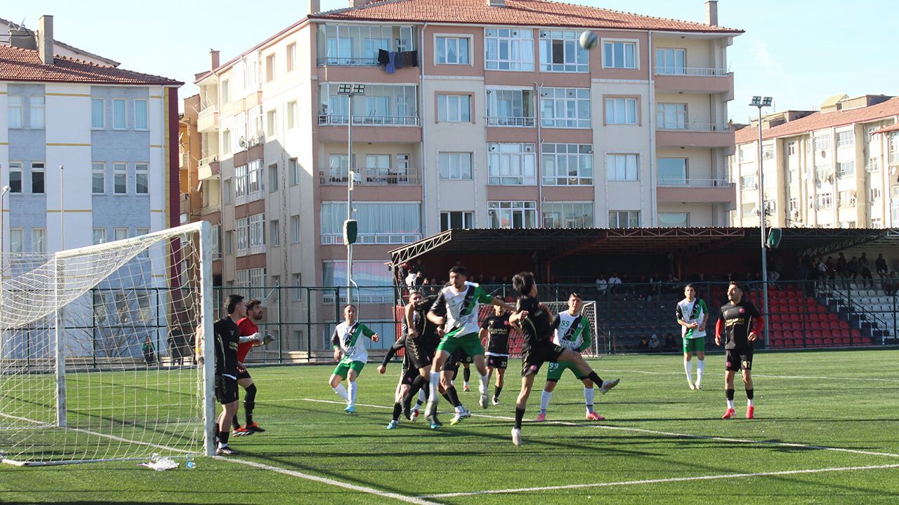 İzmir Süper Amatör Lig’de zirve yarışı kızışıyor