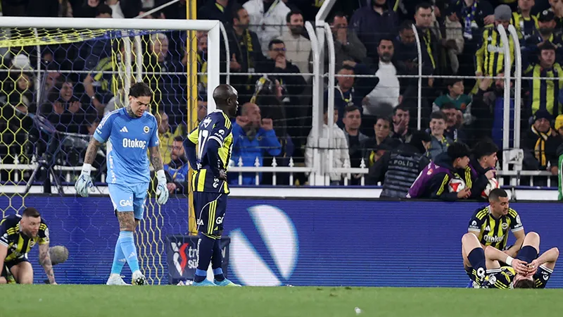 Ederson eldivenleri fırlatıp sahayı terk etti