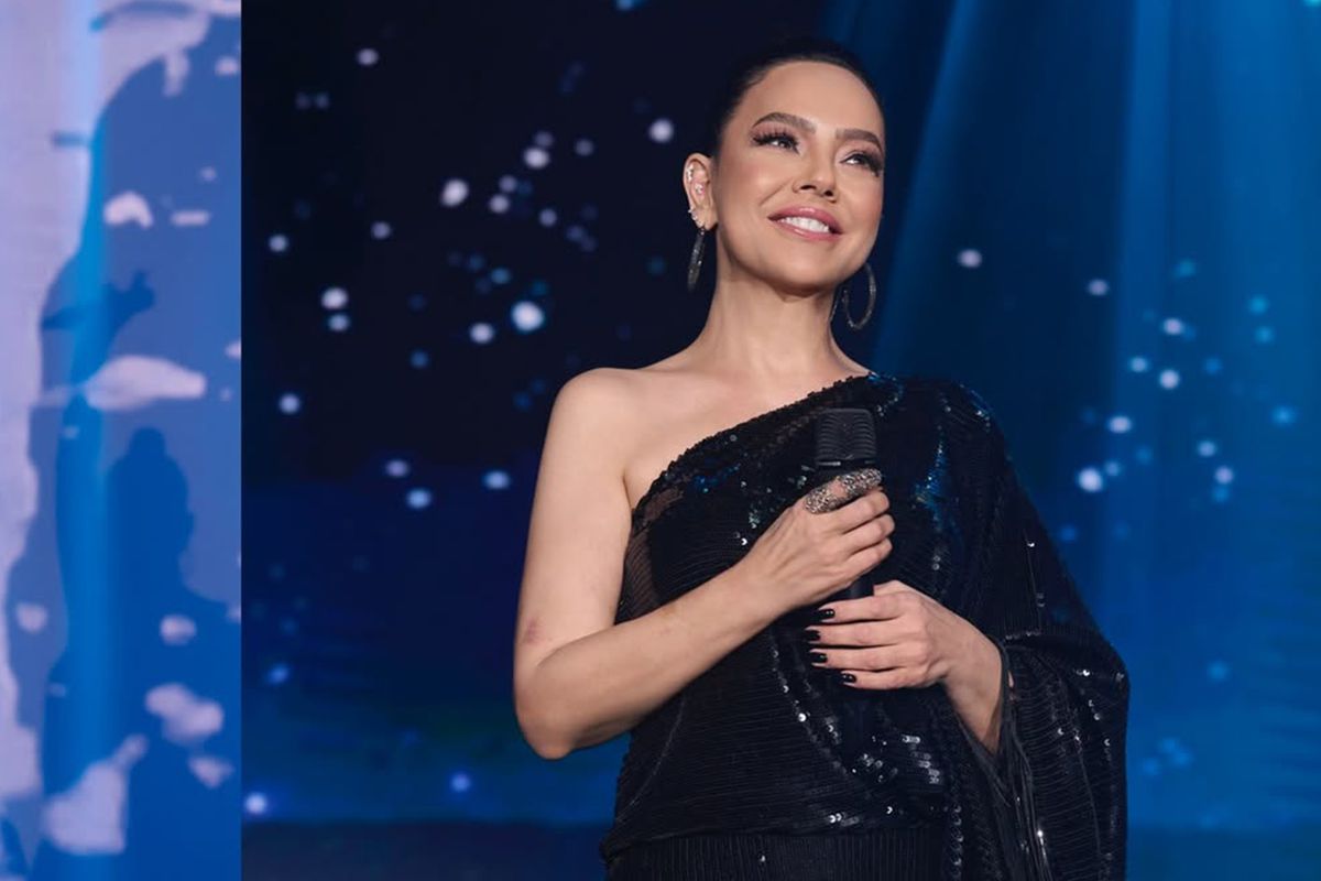 Ebru Gündeş sahneden estetik operasyonunu itiraf etti